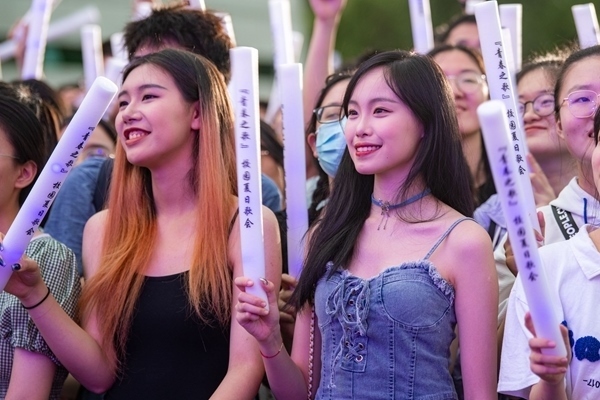 場(chǎng)下觀眾十分熱情。人民網(wǎng)記者 翁奇羽攝