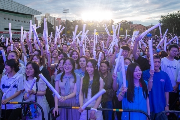 場(chǎng)下觀眾十分熱情。人民網(wǎng)記者 翁奇羽攝