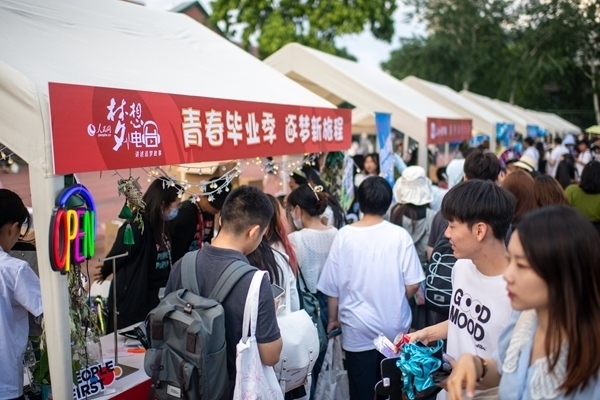 市集現(xiàn)場(chǎng)。人民網(wǎng)記者 翁奇羽攝