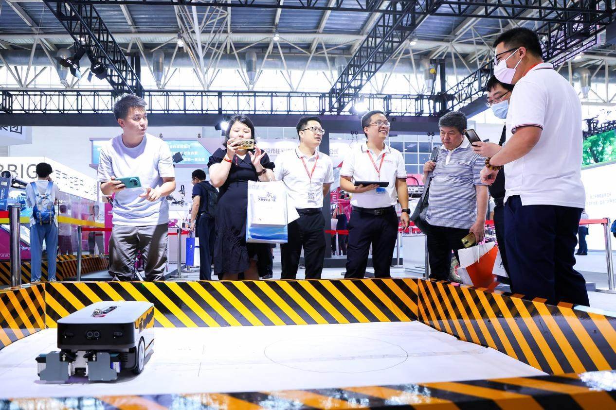 講解員向觀眾介紹智能劃線機器人。來源：受訪方供圖