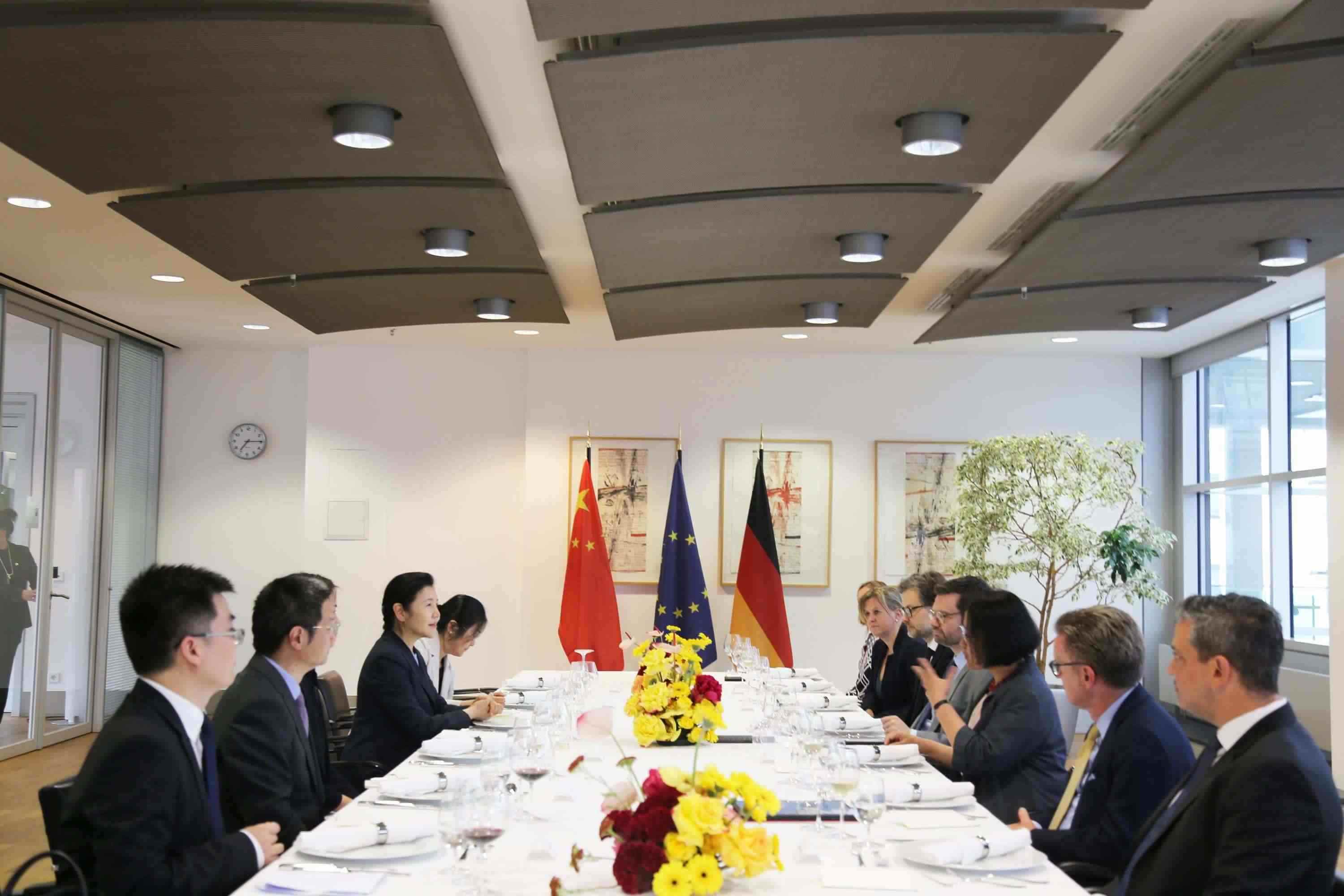 司法部長賀榮與德國聯(lián)邦司法部長布施曼舉行會談。