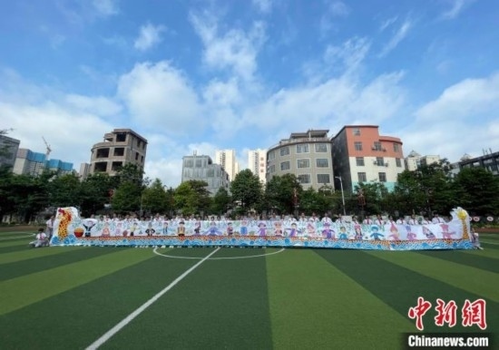 圖為學(xué)生們展示剛完成的長卷。 興業(yè)縣融媒體中心供圖