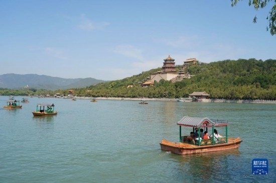 6月22日，游人在北京頤和園乘坐游船。新華社記者 任超 攝
