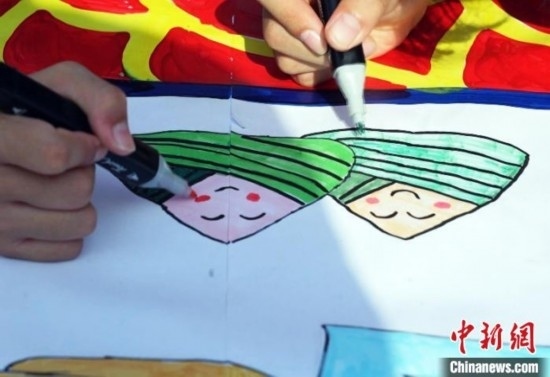 圖為長卷繪畫現(xiàn)場。 興業(yè)縣融媒體中心供圖