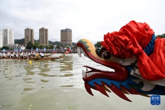 6月23日，在貴州省黔東南苗族侗族自治州施秉縣舉行的獨(dú)木龍舟節(jié)上，獨(dú)木龍舟進(jìn)行比賽。