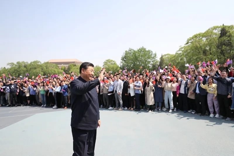 2021年4月19日，在清華大學(xué)建校110周年校慶日即將來臨之際，習(xí)近平來到清華大學(xué)考察。圖為習(xí)近平離開學(xué)校時(shí)，同師生們揮手致意。新華社記者 鞠鵬 攝