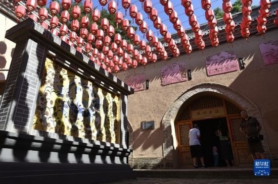 6月23日，游人在三門峽市陜州地坑院景區(qū)內(nèi)游覽。