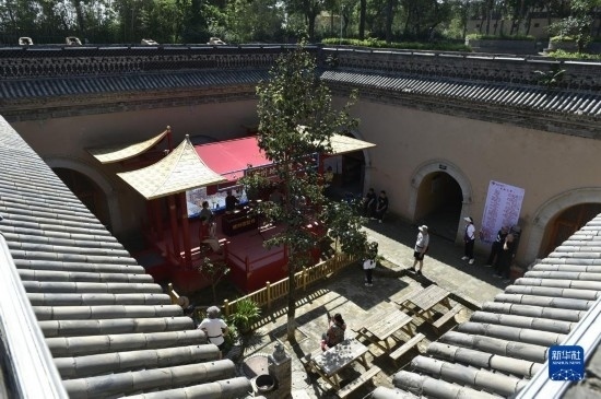 6月23日，游人在三門峽市陜州地坑院景區(qū)內(nèi)游覽。