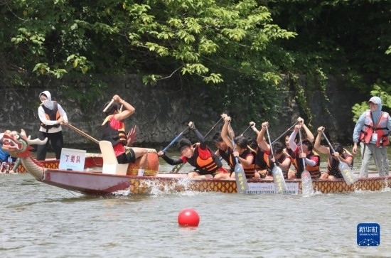6月23日，在江蘇省宜興市舉行的龍舟競渡賽中，參賽選手們奮力拼搏。