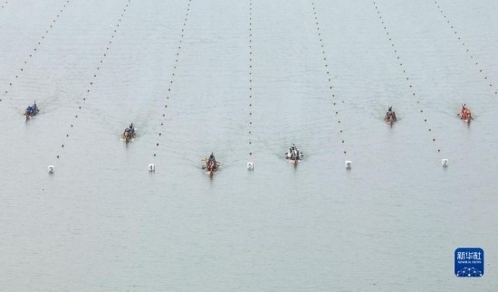 6月23日，在江蘇省泰州市水上運(yùn)動訓(xùn)練基地，人們參加龍舟比賽（無人機(jī)照片）。