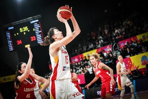 中國女籃隊(duì)員韓旭籃下進(jìn)攻。圖片來源：國際籃聯(lián)