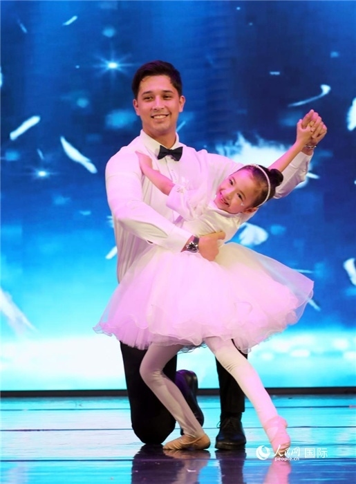 父女共舞“愛的華爾茲”。人民網(wǎng)記者 管克江攝