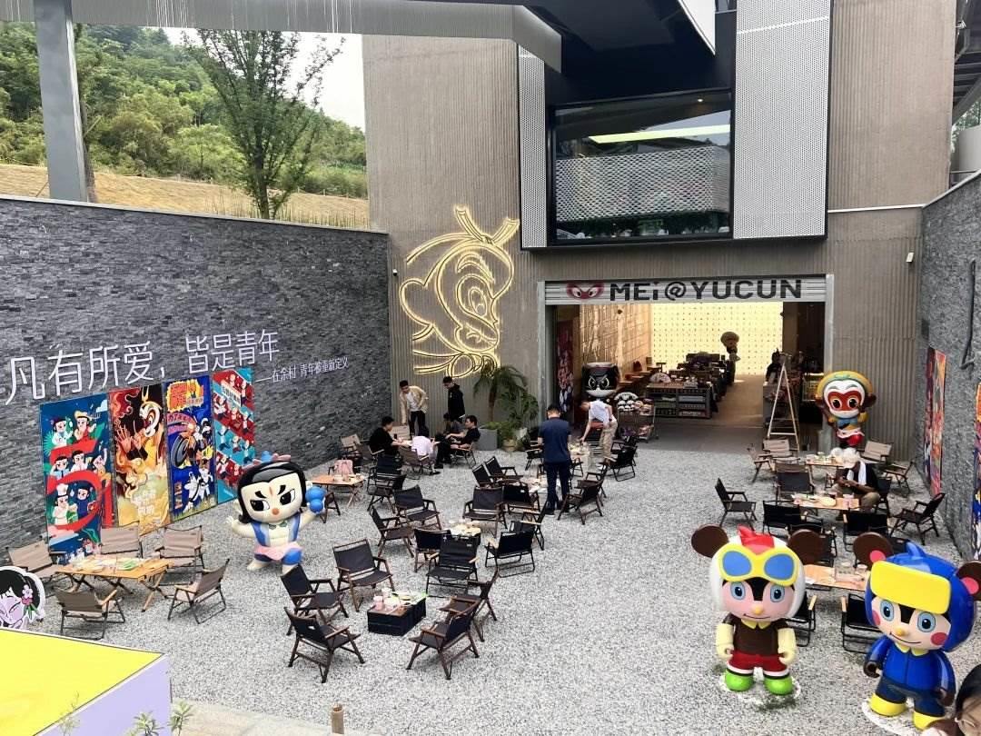 在浙江省湖州市安吉縣天荒坪鎮(zhèn)余村拍攝的國(guó)漫主題咖啡店。銳聆 攝