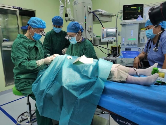 5歲的丹增貴吉正接受雙眼斜視矯正手術(shù)。人民網(wǎng)記者 李棟攝