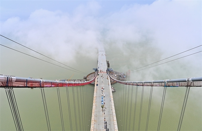 從270米高塔俯瞰深中通道伶仃洋大橋施工現(xiàn)場。（中交集團(tuán)供圖）