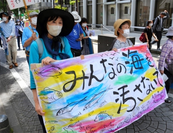 2023年6月20日，日本民眾在福島縣政府周圍舉行抗議活動，強烈反對核污水排海計劃，呼吁保護(hù)漁業(yè)資源。圖片來源：《朝日新聞》