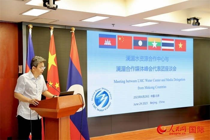 由瀾湄六國(guó)有關(guān)部門(mén)及主流媒體等組成的采訪團(tuán)與中方代表在瀾湄水資源合作中心舉行座談會(huì)。水利部國(guó)際合作與科技司副司長(zhǎng)、一級(jí)巡視員、瀾湄水資源合作聯(lián)合工作組中方組長(zhǎng)李戈發(fā)表講話。（人民網(wǎng) 李世奇攝）
