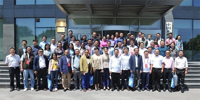 由瀾湄六國(guó)有關(guān)部門(mén)及主流媒體等組成的采訪團(tuán)與中方代表在瀾湄水資源合作中心門(mén)口合影。（瀾湄水資源合作中心供圖）