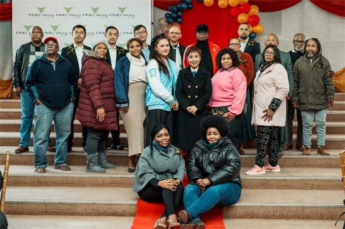 PMG礦業(yè)公司股東和管理團(tuán)隊(duì)和演講嘉賓合影。（圖片來源：廣西大錳南非PMG礦業(yè)有限公司）
