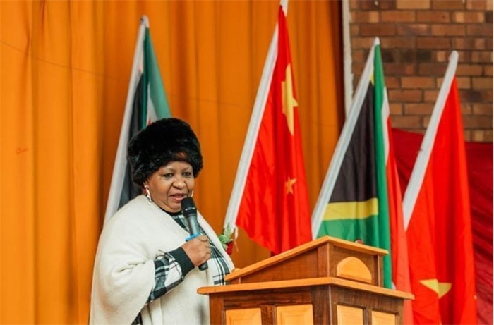 Magdeline Mokwena女士致辭。（圖片來源：廣西大錳南非PMG礦業(yè)有限公司）