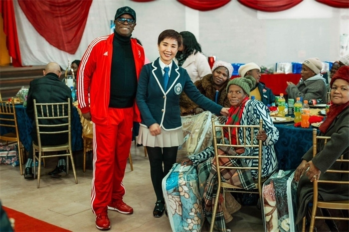 Micheal Mohala中將、黃琳與社區(qū)老人合影。（圖片來源：廣西大錳南非PMG礦業(yè)有限公司）