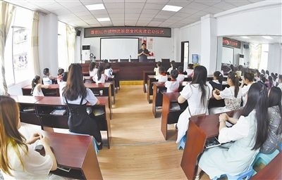  圖②：法院干警向參加活動的學(xué)生和家長講解暑假安全教育知識。