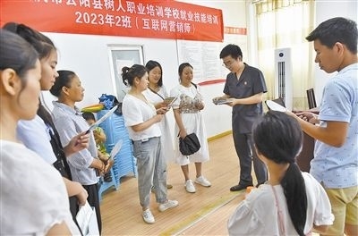  圖③：法院干警現(xiàn)場指導(dǎo)鄉(xiāng)村“代理家長”如何正確管護(hù)留守兒童。