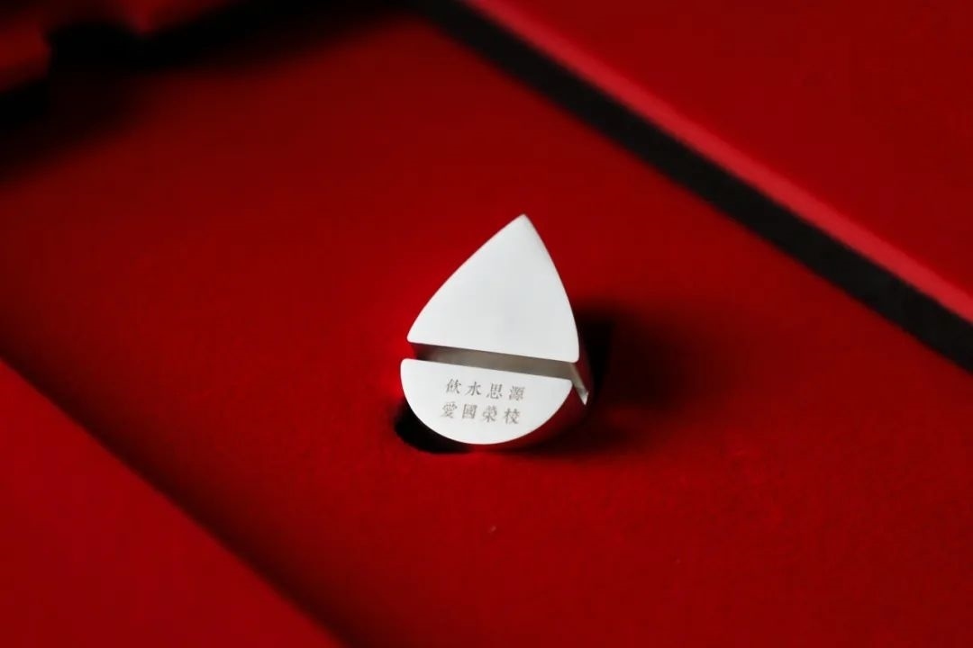 上海交通大學(xué)發(fā)布2023年錄取通知書禮盒。校方供圖