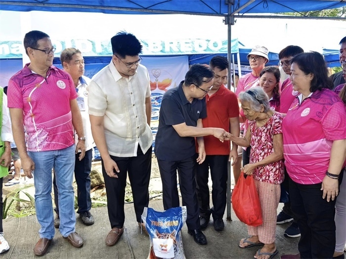 中國駐菲律賓大使館向部分馬榮火山受災家庭分發(fā)賑災物資。中國駐菲律賓大使館供圖