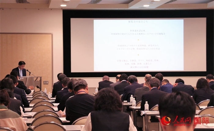 富士美術(shù)館文藝部長(zhǎng)平野賢一介紹展覽內(nèi)容。（人民網(wǎng) 許可攝）