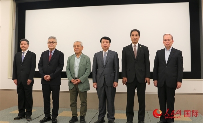 主辦方與嘉賓合影。（人民網(wǎng) 許可攝）