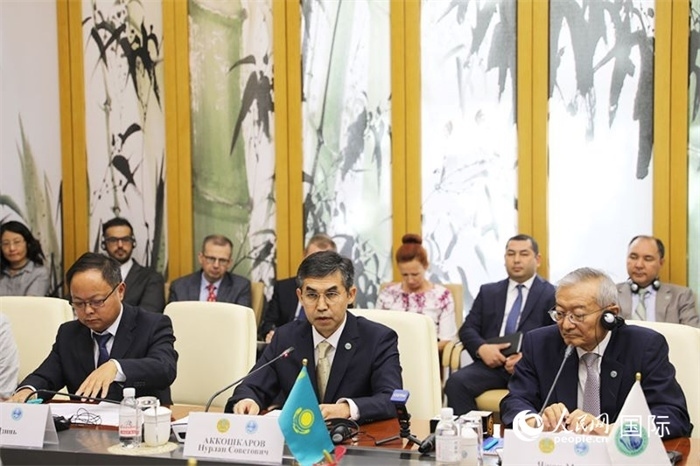 哈薩克斯坦常駐上合組織秘書處代表努爾蘭·阿科什卡羅夫介紹哈薩克斯坦接任輪值主席國后的優(yōu)先工作。人民網(wǎng) 俄布拉依攝