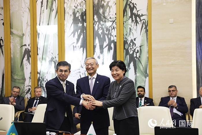 上合組織秘書處、哈駐華使館、上合組織睦鄰友好合作委員會簽署《聯(lián)合行動計劃》。人民網(wǎng) 俄布拉依攝