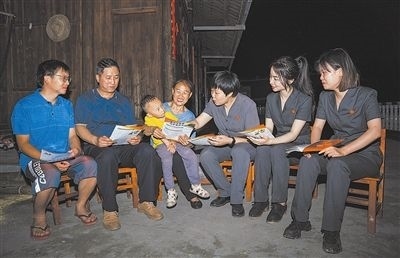 “法治屋場(chǎng)會(huì)”上，法院黨員志愿服務(wù)隊(duì)在給種植戶普及法律知識(shí)。