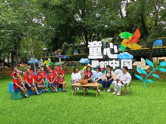 文縣東壩童聲合唱團(tuán)的孩子們?cè)谘胍暣箫L(fēng)車基地錄制節(jié)目。