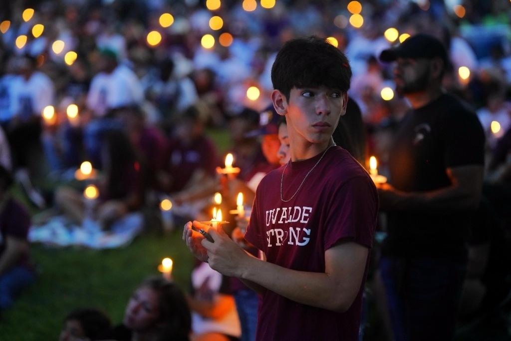 5月24日，在美國(guó)得克薩斯州小城尤瓦爾迪，人們參加守夜儀式悼念校園槍擊遇害者。當(dāng)日是美國(guó)尤瓦爾迪大規(guī)模校園槍擊事件一周年。新華社記者吳曉凌攝