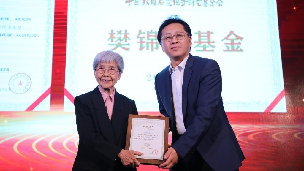 國(guó)家文物局黨組成員、副局長(zhǎng)解冰（右）為樊錦詩(shī)（左）頒發(fā)捐贈(zèng)證書(shū)。新華社記者張睿 攝