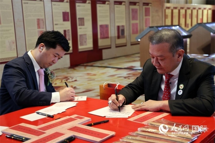 觀眾在展覽現(xiàn)場設(shè)置的體驗(yàn)區(qū)手寫“批信”。人民網(wǎng)記者楊一攝