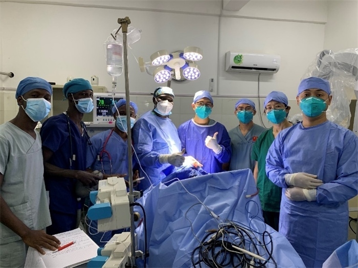腦膿腫手術(shù)成功，全體參與手術(shù)的醫(yī)務(wù)工作者合影留念。中國第二十九批援幾內(nèi)亞醫(yī)療隊(duì)供圖