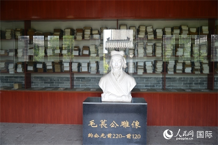 河間詩經(jīng)齋毛萇雕像。雕像后書櫥中陳列的是歷代各版本《詩經(jīng)》及譯本。 人民網(wǎng) 趙昭攝