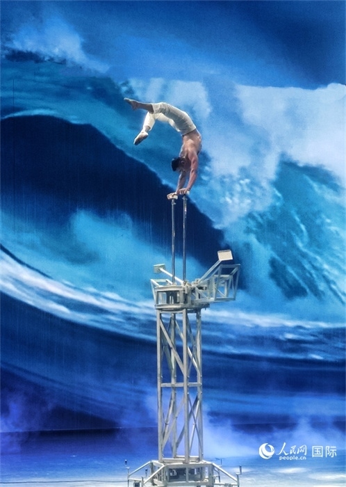 吳橋雜技大世界中的雜技演出。人民網(wǎng) 趙昭攝