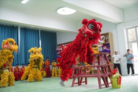 開課儀式現場，疏附縣第一中學舞獅隊的醒獅表演。