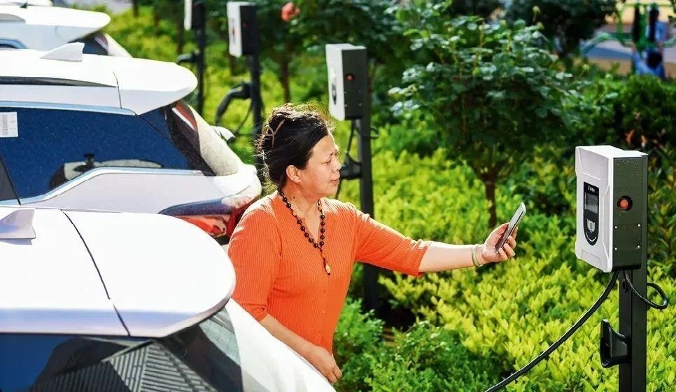 2023年5月24日，山東省膠州市新立街小區(qū)內(nèi)一位居民使用電動汽車充電樁掃碼充電。該小區(qū)加裝各類智慧設備，打造“智慧社區(qū)”，為居民生活帶來便利。