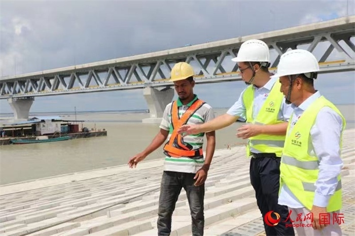 孟加拉國(guó)帕德瑪大橋河道整治工程北岸整治區(qū)域長(zhǎng)1.5千米，南岸長(zhǎng)11.5千米，是目前世界上規(guī)模最大的河道整治工程。人民網(wǎng)記者 孫廣勇攝