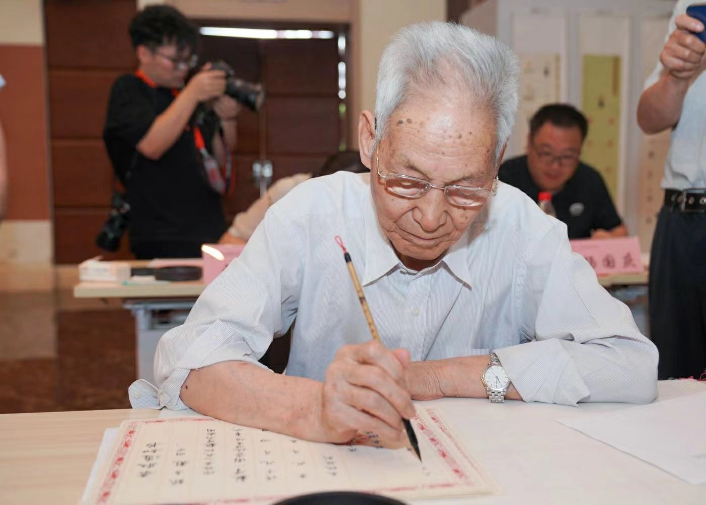 老教授們用毛筆書寫2023級新生錄取通知書。校方供圖