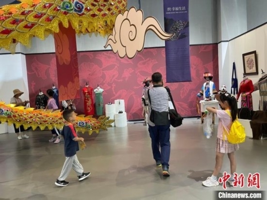 市民參觀展覽。祝歡 攝