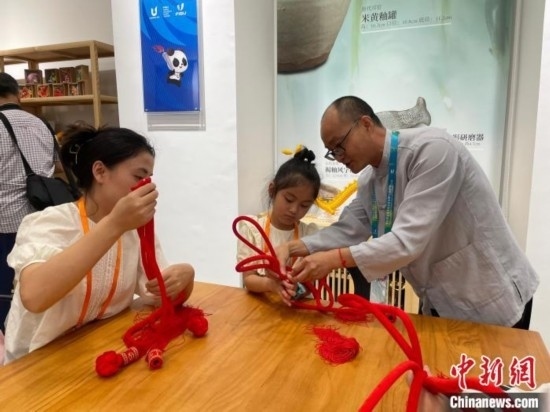 市民體驗(yàn)制作吉祥如意結(jié)。祝歡 攝