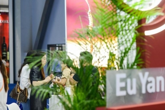 RCEP成員國企業(yè)亮相第三屆消博會。2023年4月12日，參觀者在新加坡企業(yè)余仁生的展臺了解產(chǎn)品。新華社記者王澤聰攝