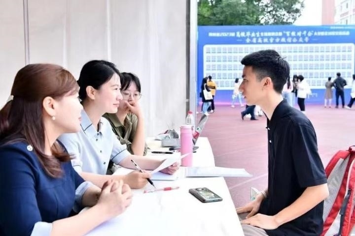 2023年5月7日，四川省2023屆高校畢業(yè)生專場招聘會(huì)暨“百校對(duì)千企”大型校企對(duì)接交流活動(dòng)在成都理工大學(xué)舉行。（四川省教育廳供圖）