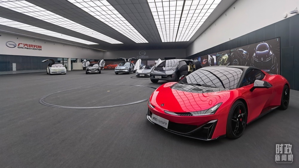 今年4月，習(xí)近平考察廣汽埃安新能源汽車股份有限公司，了解企業(yè)推動(dòng)制造業(yè)高端化、智能化、綠色化等情況。（總臺(tái)央視記者石丞拍攝）